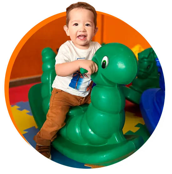 Foto menino brincando